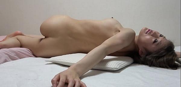  Japanese girl shows nude gymnastics